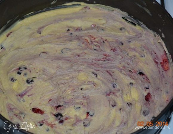 Выкладываем тесто в форму диаметром 20-22 и ставим на ночь в холодильник на ночь.