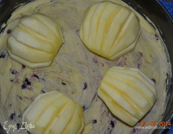 С утра разогреваем духовку до 190 С, чистим яблоки от кожицы и сердцевины, делаем слегка надрезы и укладываем на тесто. Яблоки нужно брать не очень твердые.
Оно выглядит так, как будто яблоки там не по делу. Но в процессе готовки, когда тесто начнет таять, яблоки под собственным весом слегка опустятся.
Посыпаем сверху коричневым сахаром, для карамельной корочки.
Выпекаем 45 минут.