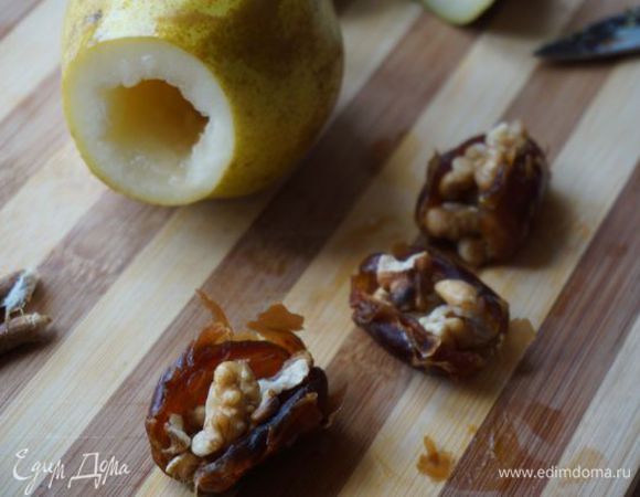 Финики разрезать вдоль, вынуть косточку, вложить орехи, накрыть другим фиником
