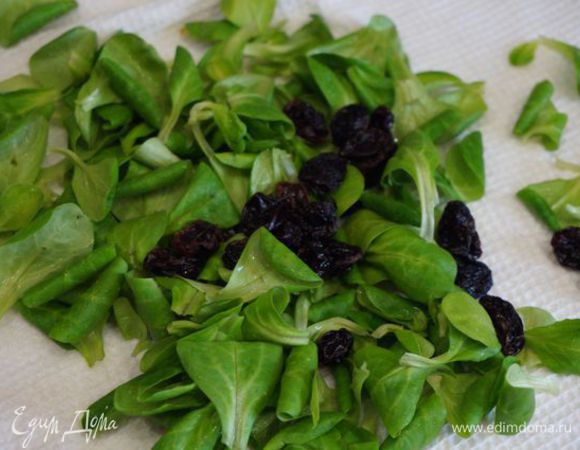 В это время вымыть салатные листья, изюм, подготовить остальные ингредиенты