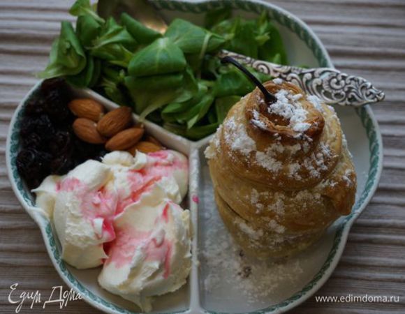1 вариант: листья салата и сливочный сыр полить наршарабом или гренадином, миндаль, изюм, фаршированная груша (посыпать обильно сахарной пудрой)