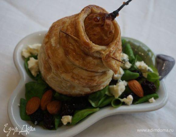 2 вариант: листья салата сбрызнуть лимонным соком, перемешать с орехами и изюмом, слегка посыпать солью, накрошить сыр с плесенью, грушу полить наршарабом. 