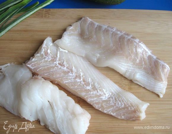 Разрезать  филе на три кусочка. 
