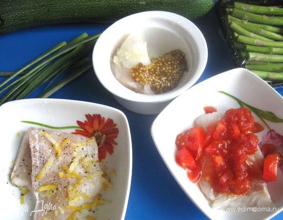 Замариновать первый  кусочек: потребуется натертая на крупной терке цедра лимона, лимонный сок, соль, черный свежемолотый перец.  
Теперь второй кусочек: маринуем порезанным на кусочки помидором черри, пассированными томатами, посыпаем солью и перцем.
Третий кусочек: готовить с дижонской  горчицей, чесноком, пропущенным через пресс, посыпать солью.
