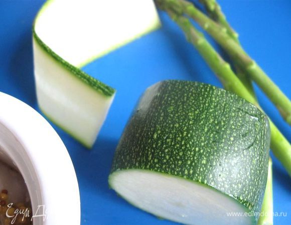 Дать треске постоять в маринаде 30 минут. Отрезать от цукини тонкую полоску длиной 8 - 9 см и  кружок 2 см в высоту, посолить, поперчить, обжарить на оливковом масле. Обжарить лук – порей, порезанный на кружочки.