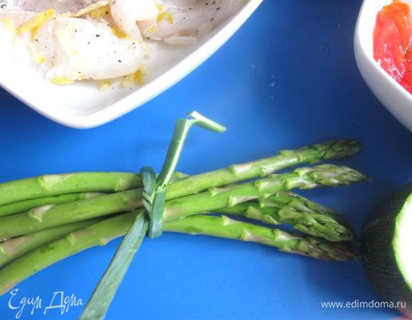 Спаржу ополоснуть, связать в пучок. Можно воспользоваться для этого полоской от лука – порея. Бланшировать в кипящей воде 2 – 3 минуты. 
