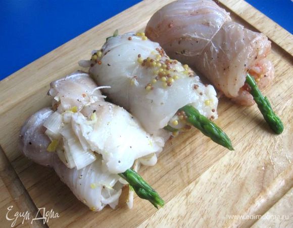 Свернуть  рулеты. Обвязать кулинарной нитью.
