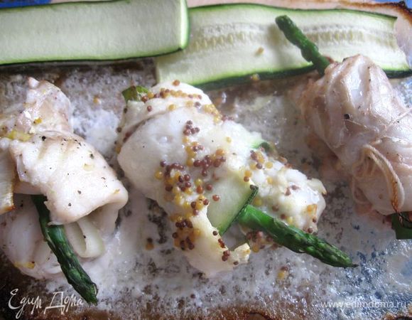 Отправить рулеты  в разогретую до 200 градусов духовку на 14 – 15 минут. Через 8 - 10 минут после начала запекания проверьте рулетики. Может, вам понадобиться чуть меньше времени. Вынуть из духовки. Дать немного остыть. Снять кулинарную нить.
