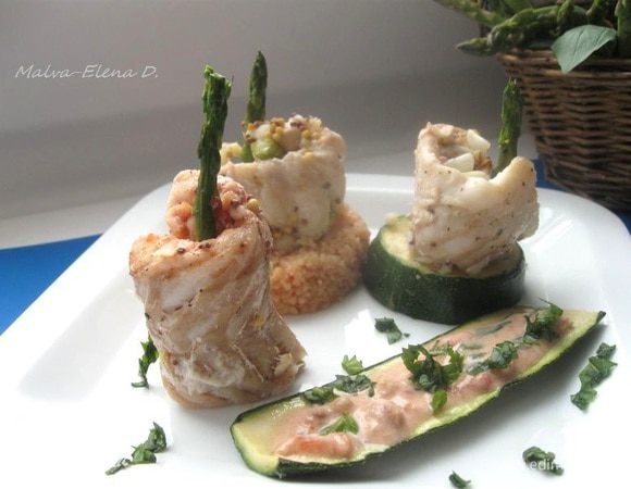 Приготовить соус. Смешать с крахмалом сливки, пассированные  томаты, немного воды, соль, перец, а так же измельченные  грецкие орехи, мелко порезанный  базилик. Прогреть на небольшом огне, помешивая. Снять с огня.
Сервировать, украсив тарелку измельченным базиликом, слайдом цукини, соусом.
Приятного аппетита!
