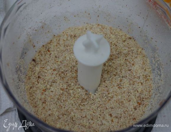 Миндаль измельчить с сахаром в фуд-процессоре.