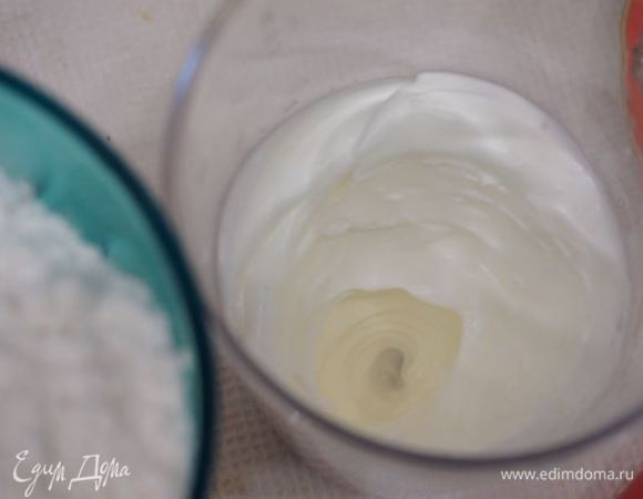 Белки взбиваем с сахарной пудрой.