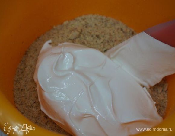 Смешиваем ореховую муку с белками.