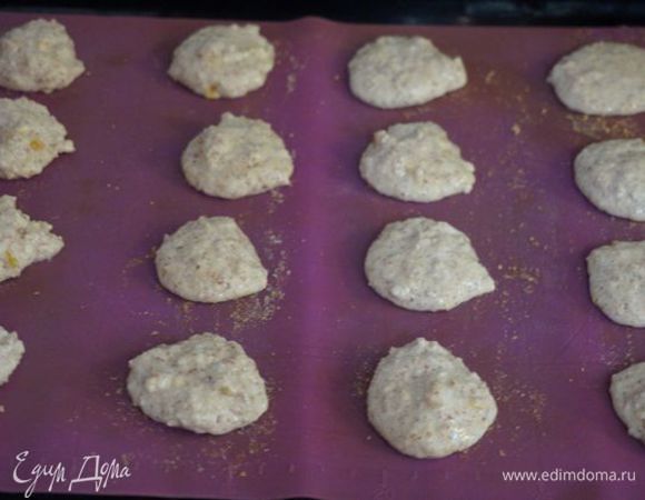 Чайной ложечкой выкладываем на противень тесто, выпекаем при 150"С около 25-30 минут.