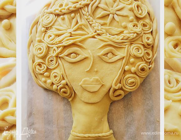 Из оставшегося теста вырезаем черты лица и детали для оформления. Наряжаем нашу даму.
После чего взбитым яйцом смазываем пирог и выпекаем при температуре 200 градусов до готовности.
Оставляем пирог остыть.
Улыбнитесь и насладитесь прекрасным вкусом пирога.
Будьте здоровы!!!! 