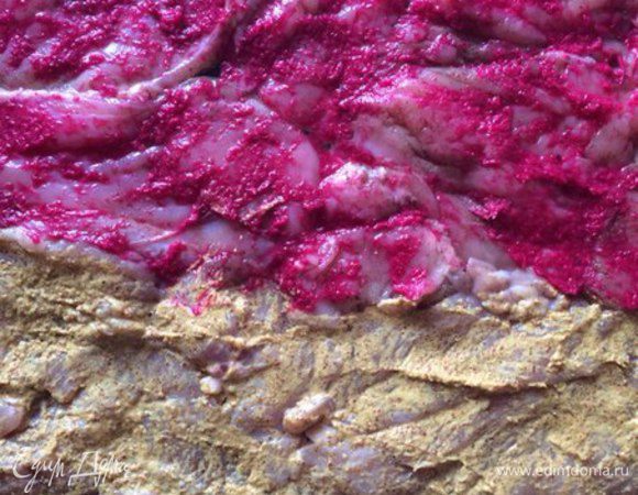 Смазываем мясо горчицей или хреном (можно чем-то одним по вкусу, но я решила попробовать оба ингредиента для сравнения).