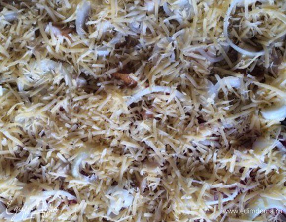 И посыпаем сыром в завершении. 