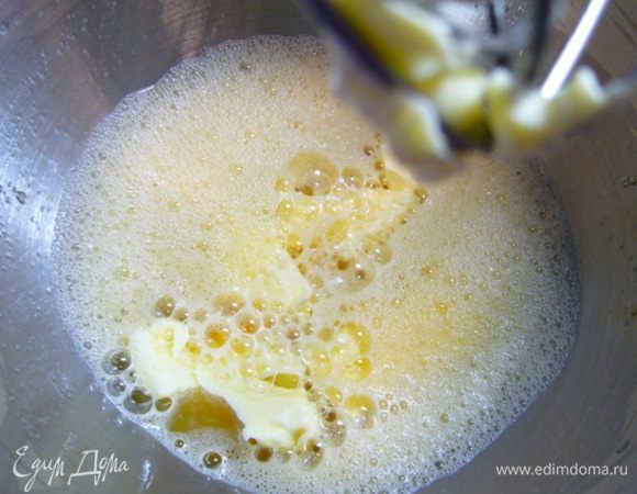 Сливочное масло должно быть комнатной температуры.
Взбиваем яйца с солью, сахаром.
Добавляем 3 ст. л. сливочного масла. Взбиваем.
