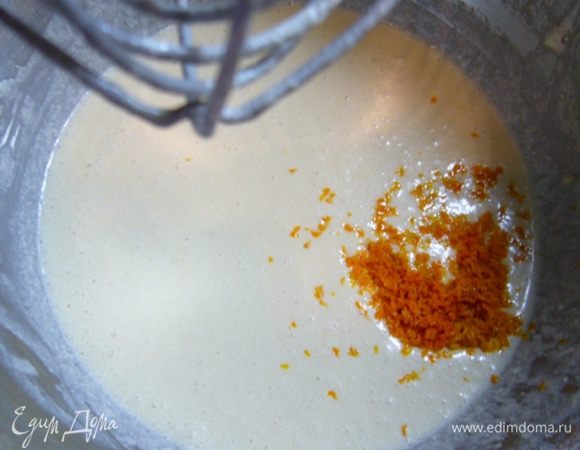 Теперь постепенно вводим молоко и воду. 
Добавляем в блинное тесто цедру одного апельсина.
Даем тесту отдохнуть час.