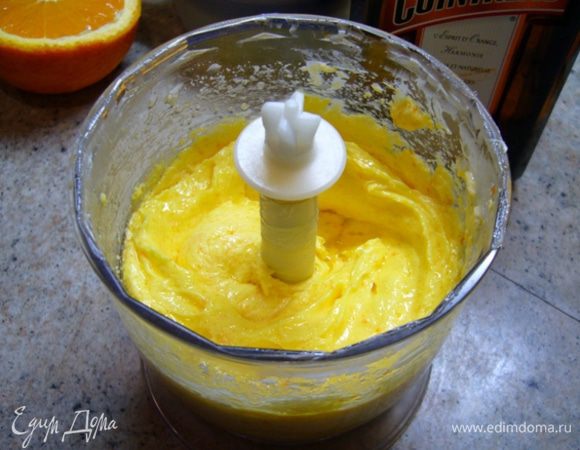 За это время приготовим апельсиновое масло.
Снимаем цедру с апельсина.
В блендер к размягченному маслу добавляем цедру, сахар. Взбиваем. 
Теперь по капле добавляем Куантро.
Выжимаем из апельсина сок, добавляем 3 ст. л. свежевыжатого сока в масло.
Взбиваем. Получается сладкое ароматное воздушное масло.
