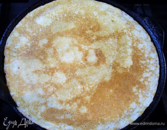 На оливковом масле жарим блины.