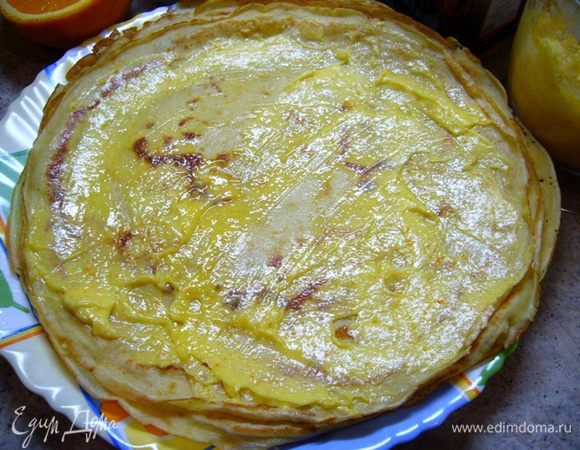 Готовые блинчики щедро смазываем маслом, складываем вчетверо.