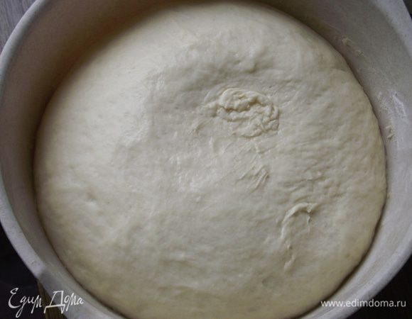 Через час тесто снова обмять. Это обогатит его кислородом. Дать еще раз подойти. 