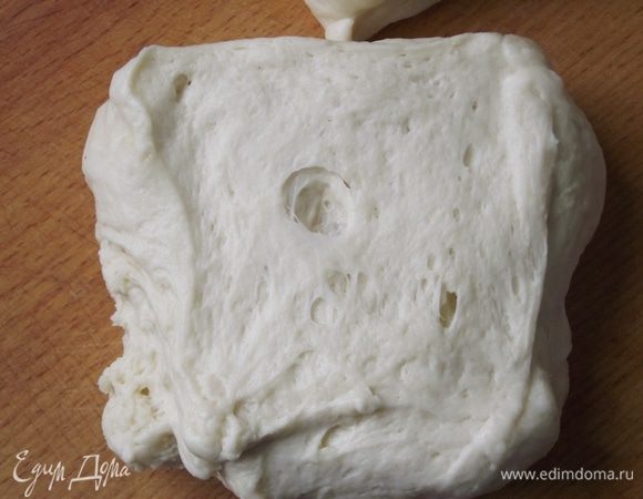 У правильно созревшего теста должна быть пористая структура и оно абсолютно не прилипает к рукам.