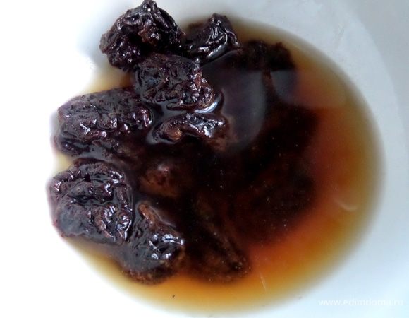 Чернослив промыть, ошпарить кипятком.