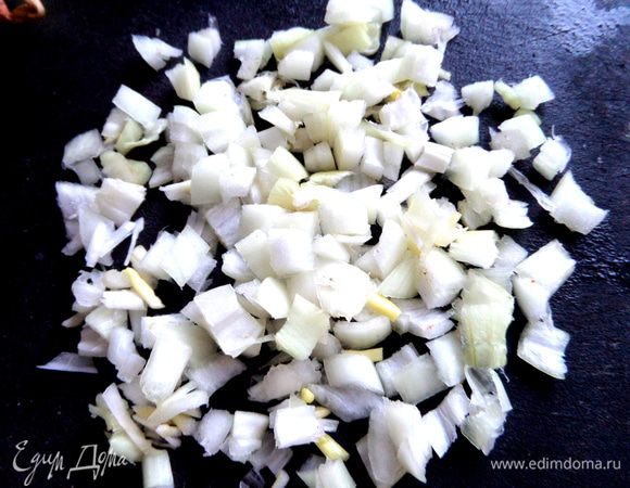 Лук нарезать.