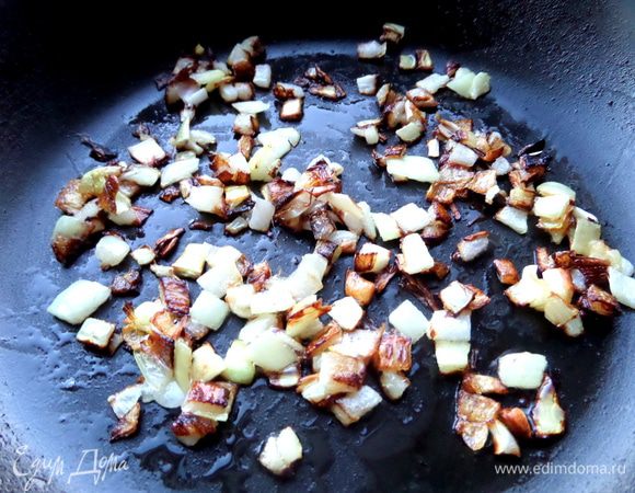 Обжарить лук до золотистого состояния.