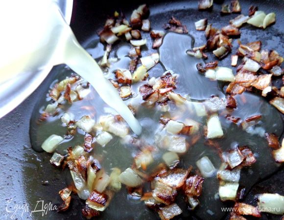 Влить бульон.