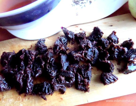 Чернослив отжать, нарезать на 3-4 части.