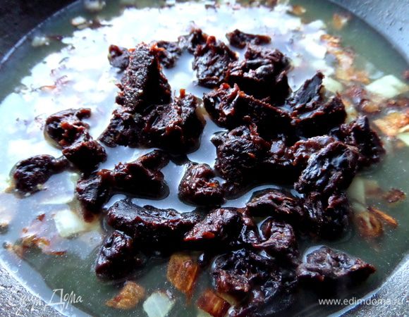 Выложить в сковороду.