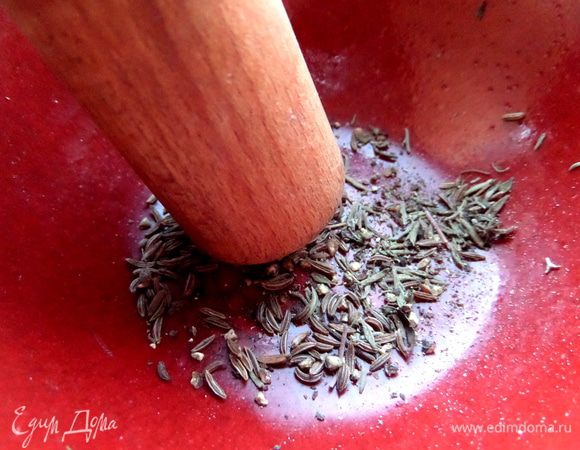 Добавить соль, перец и слегка растереть.