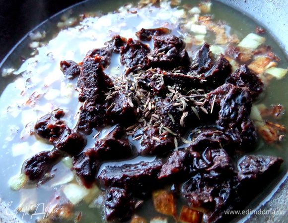 Высыпать специи к черносливу.