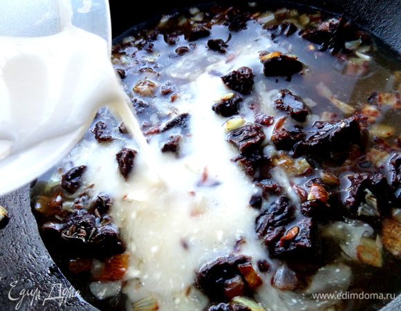 Влить сливки.