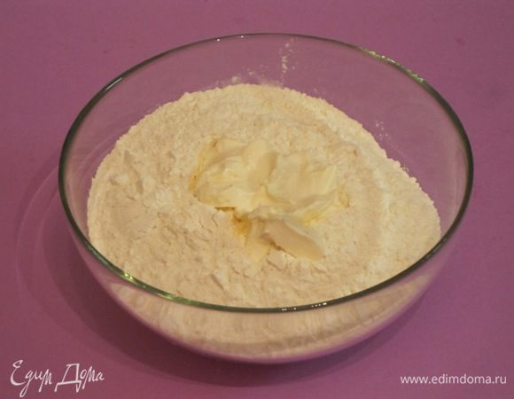 В просеянную муку добавить мягкий маргарин.