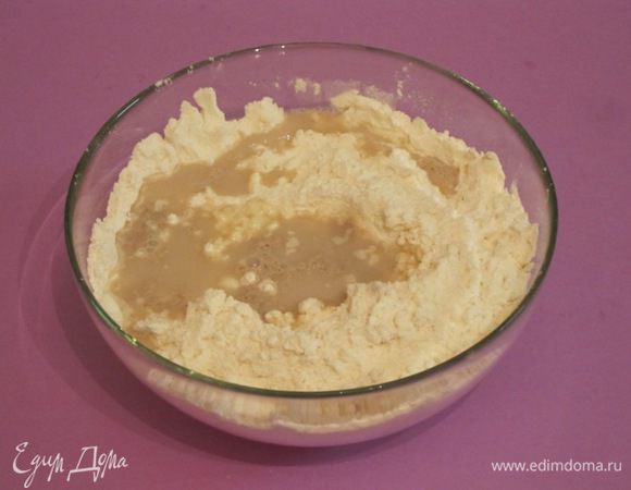 В теплую воду добавить сахар, соль и дрожжи. Влить в муку.