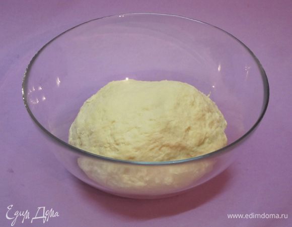 Добавить теплое молоко, растительное масло. Замесить тесто.