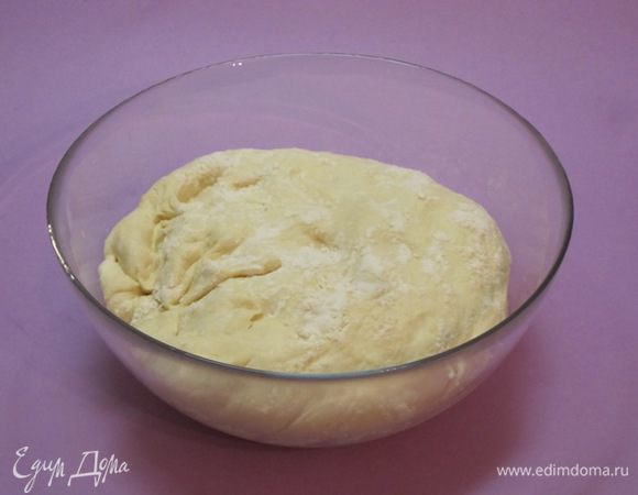 Тесто накрыть пленкой и оставить на 1 час в теплом месте.