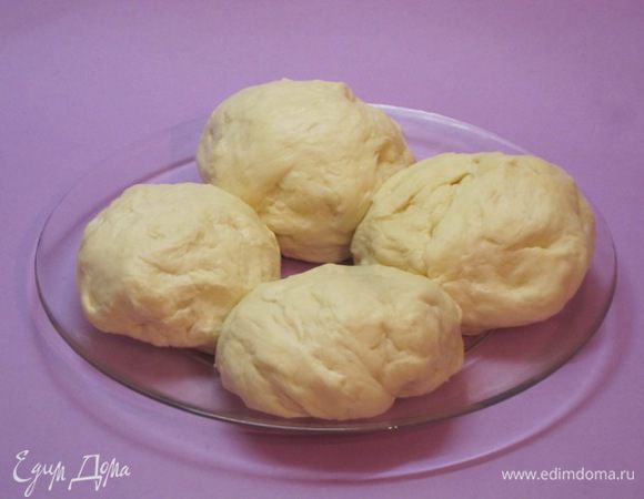 Тесто разделить на порции по 200 и 250 грамм. Получится 2 порции по 200 грамм и 2 порции по 250 грамм. Скатать каждую порцию в шар. Получившегося теста хватит на 2 хачапури по-гурийски и 2 хачапури по-мегрельски.