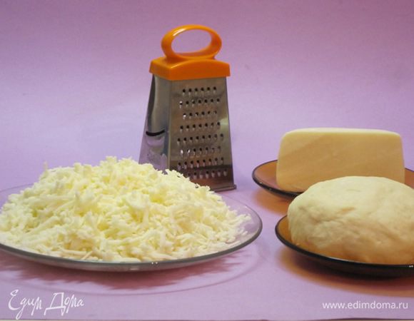 Сулугуни натереть на крупной терке.