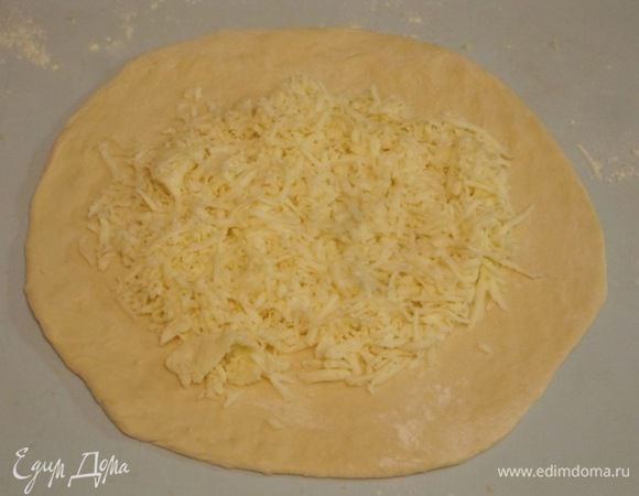 В центр теста выложить 200 грамм тертого сулугуни.