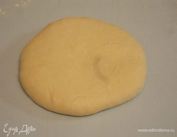 Соединить края теста, защипать, перевернуть швом вниз и аккуратно скалкой раскатать круг диаметром 20-22 см.
