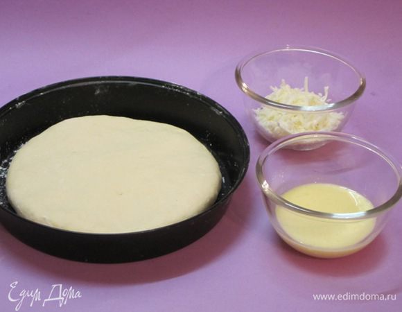 Сверху сделать 2-3 небольших надреза. Яйцо смешать со сметаной.