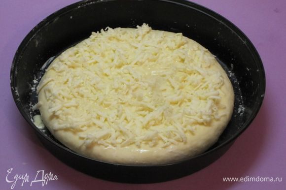 Намазать получившейся смесью хачапури. Оставшиеся 50 грамм тертого сыра распределить сверху.