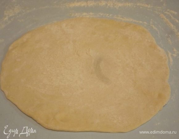 Тесто для хачапури раскатать в виде круглой лепешки.