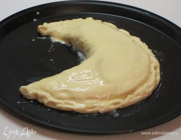 Сметану смешать с яйцом (этой порции сметаны с яйцом хватает на 2 хачапури) и смазать хачапури.