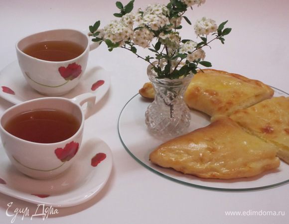 Выпекать при 220 С 12-15 минут. Горячее хачапури смазать сливочным маслом.