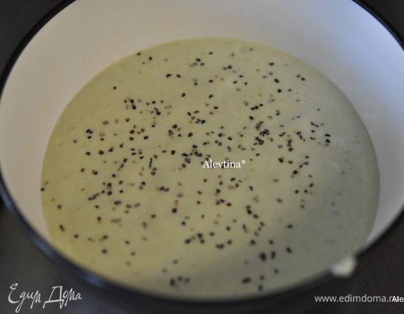 Перелить по тарелкам, посолить и поперчить, добавить лимонный сок и охладить в холодильнике примерно 1 час.